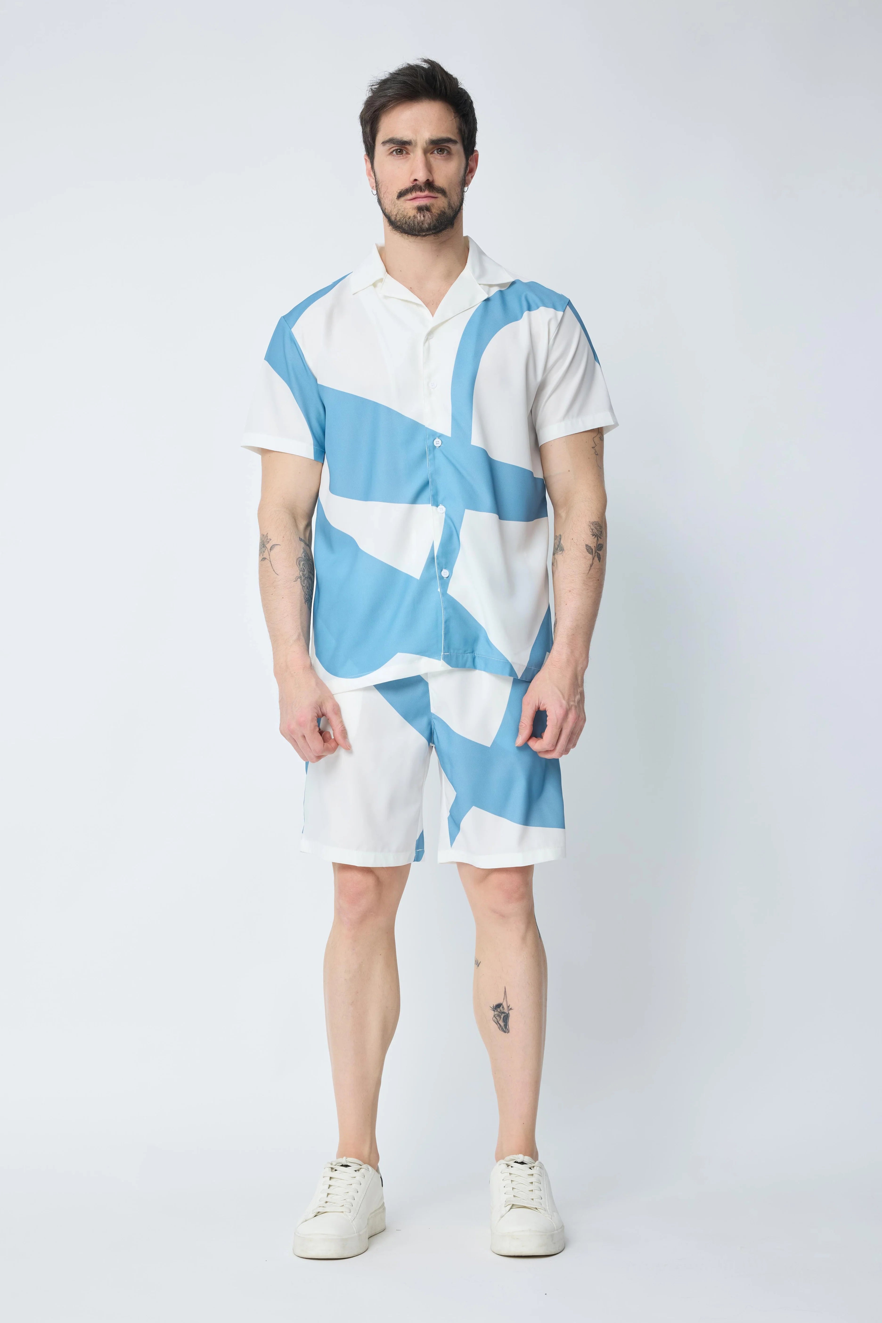 Set van een shirt en korte broek met patroon