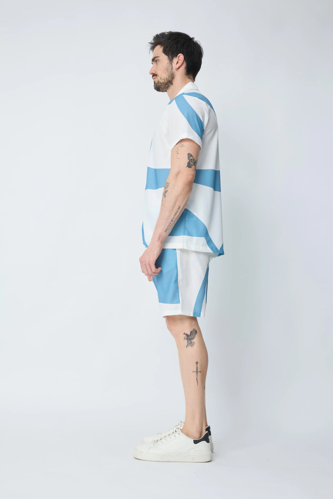 Set van een shirt en korte broek met patroon