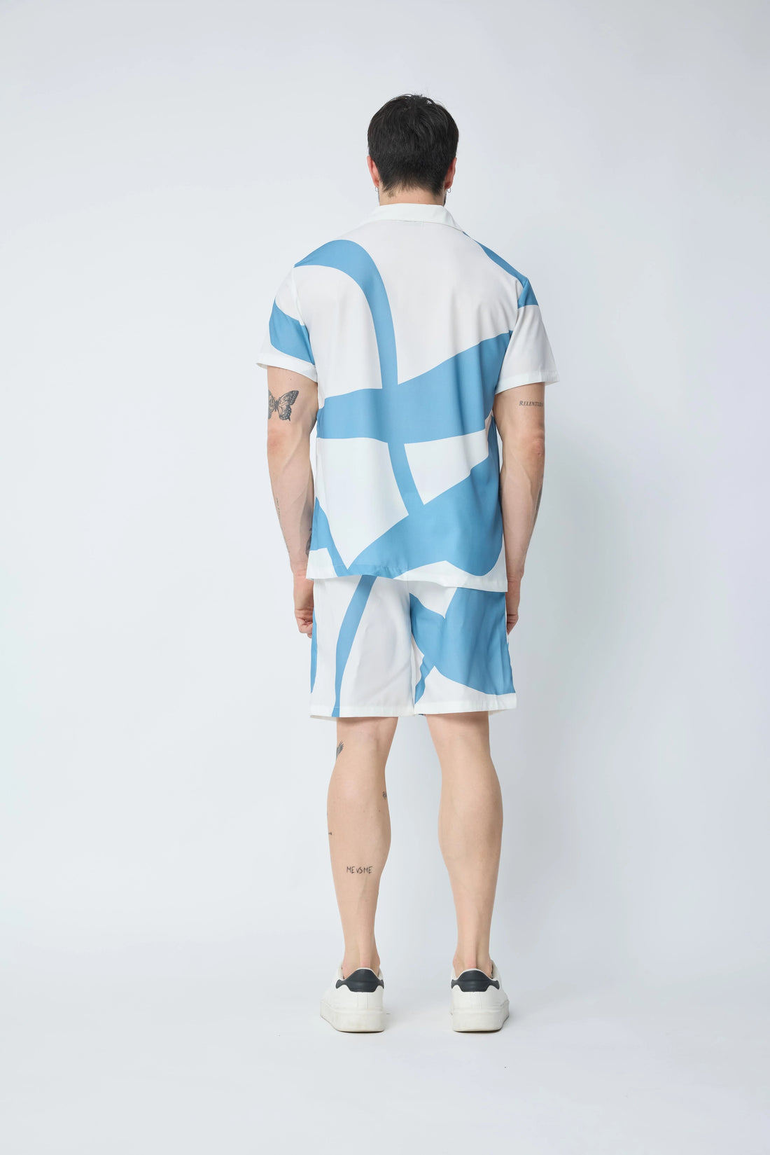 Set van een shirt en korte broek met patroon