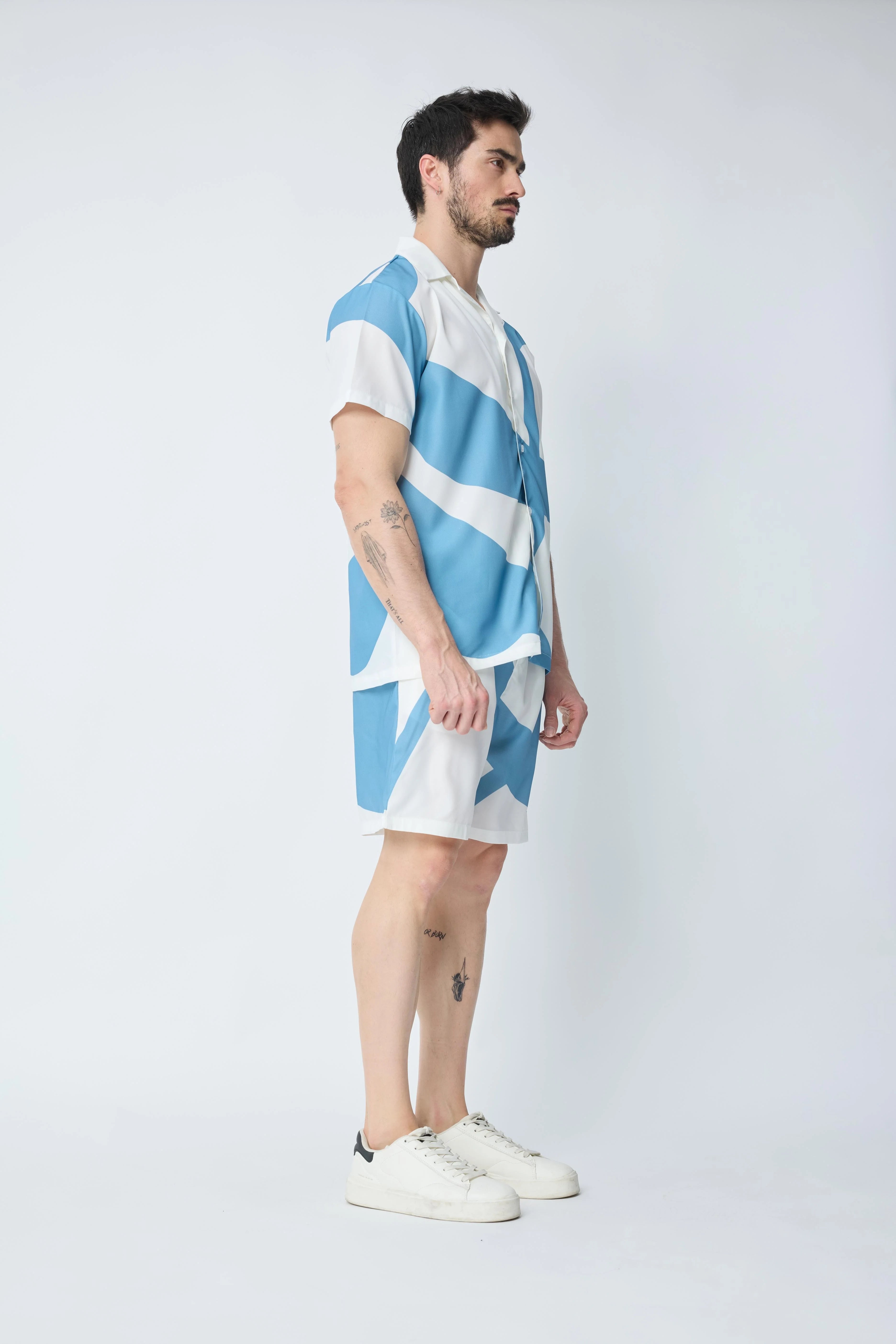 Set van een shirt en korte broek met patroon