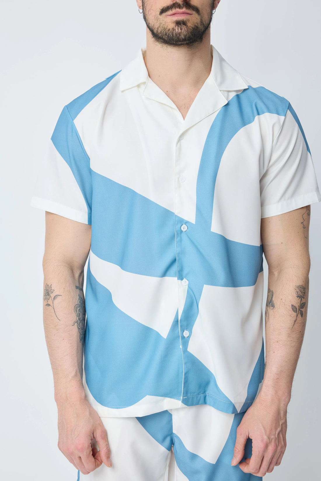 Set van een shirt en korte broek met patroon