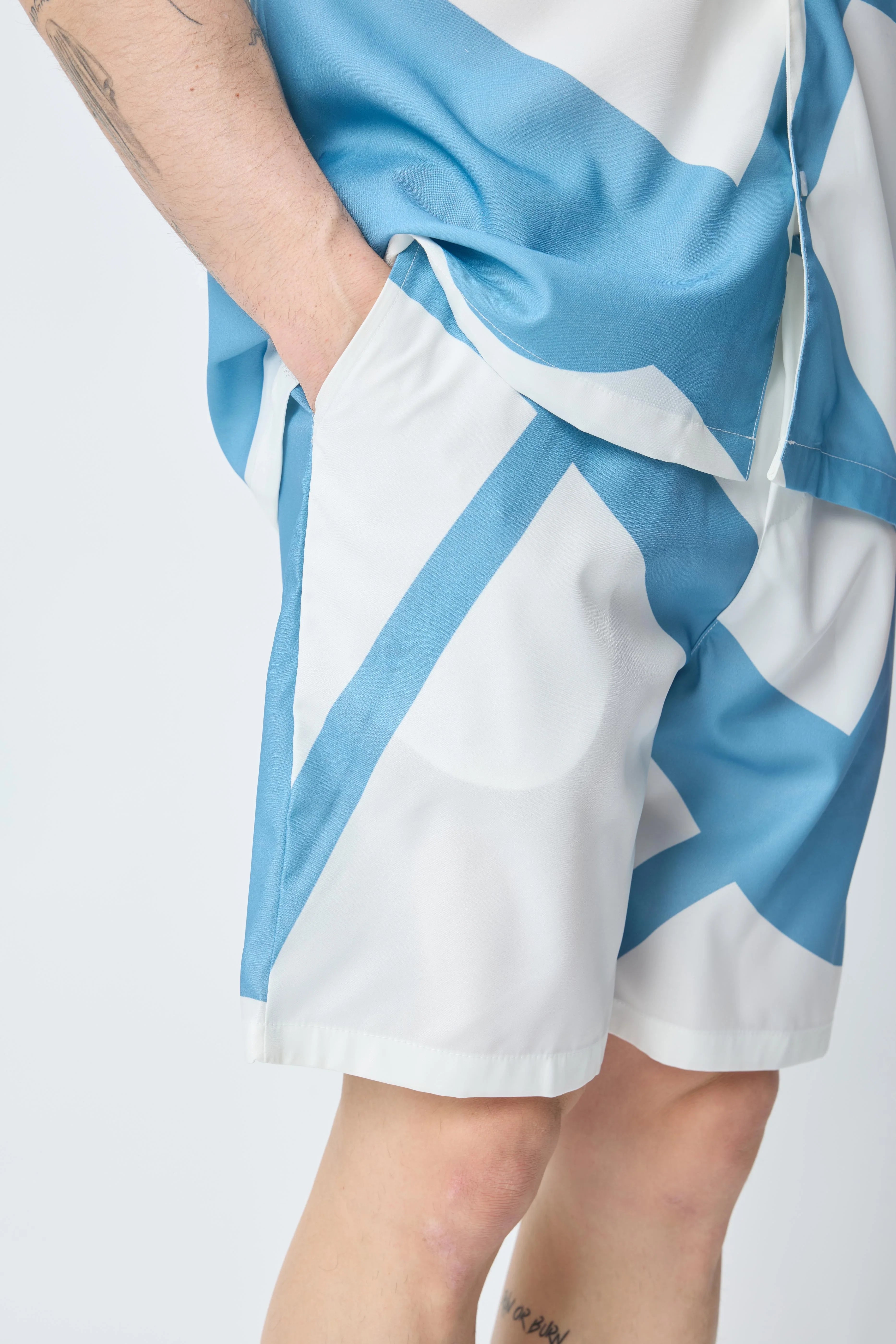 Set van een shirt en korte broek met patroon