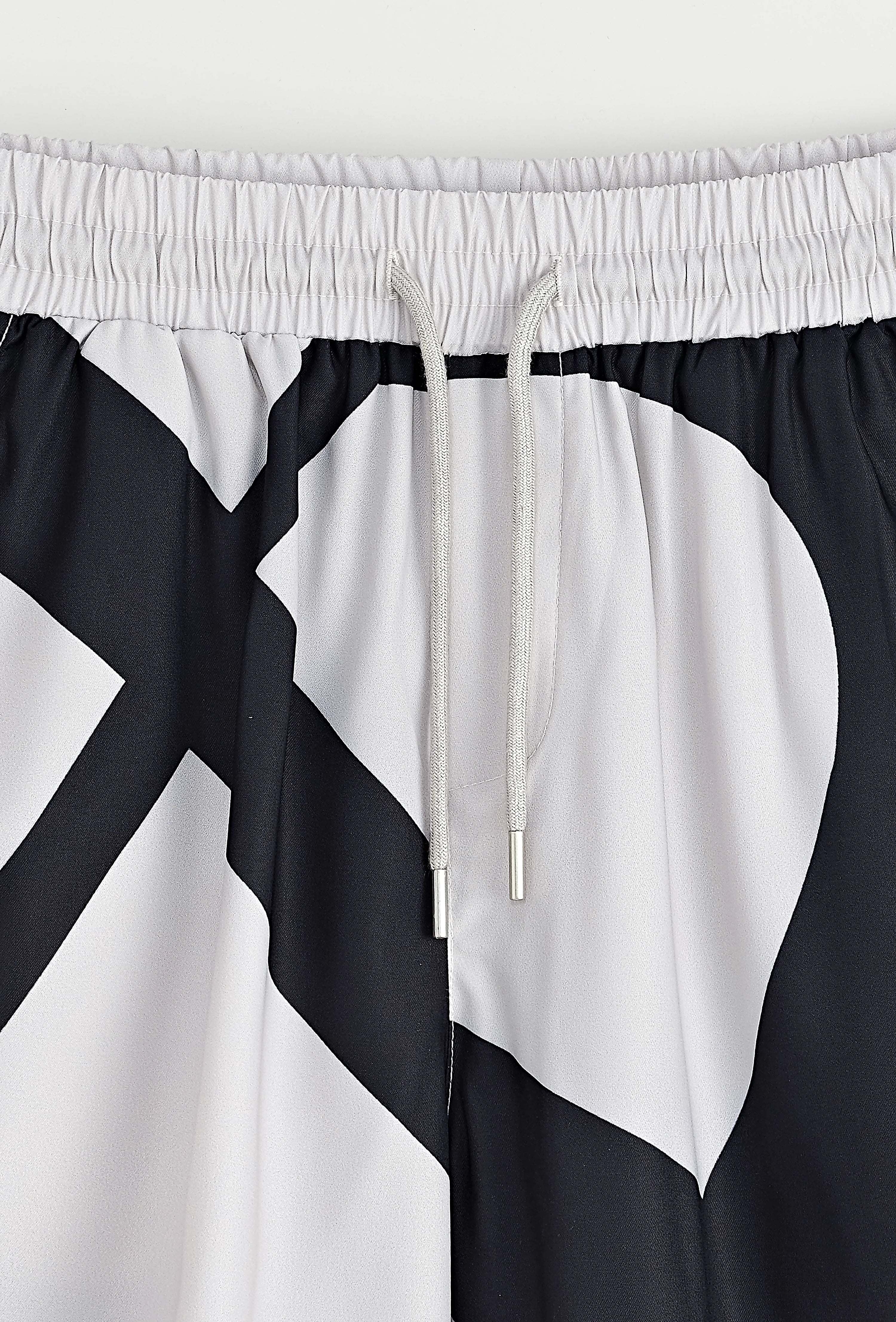 Set van een shirt en korte broek met patroon