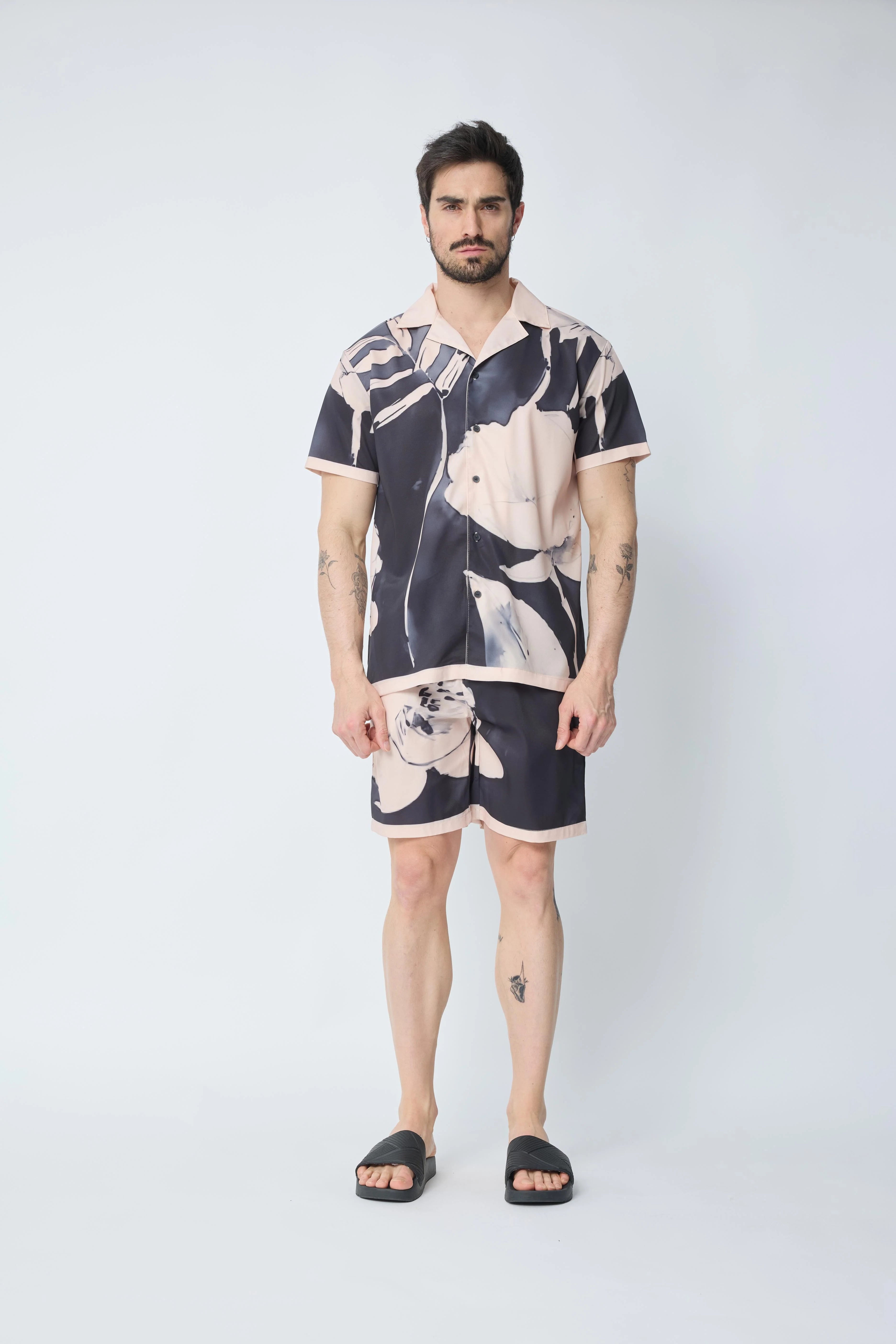 Set van een shirt en korte broek met patroon