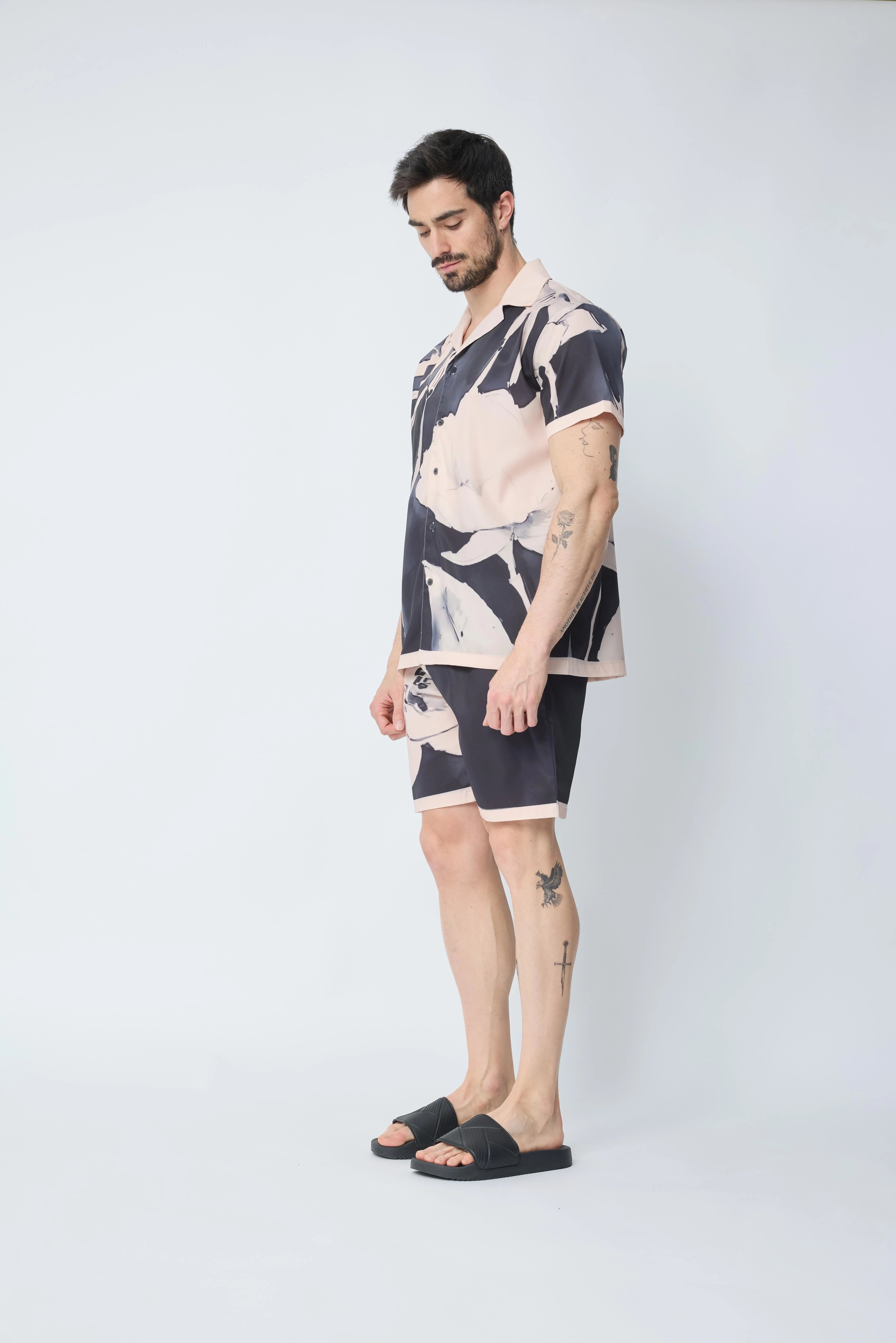 Set van een shirt en korte broek met patroon