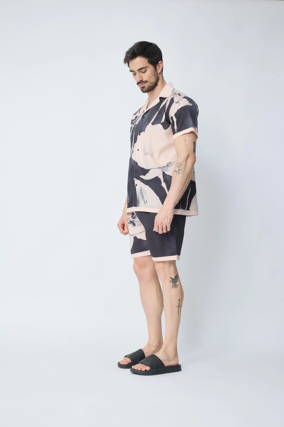 Set van een shirt en korte broek met patroon