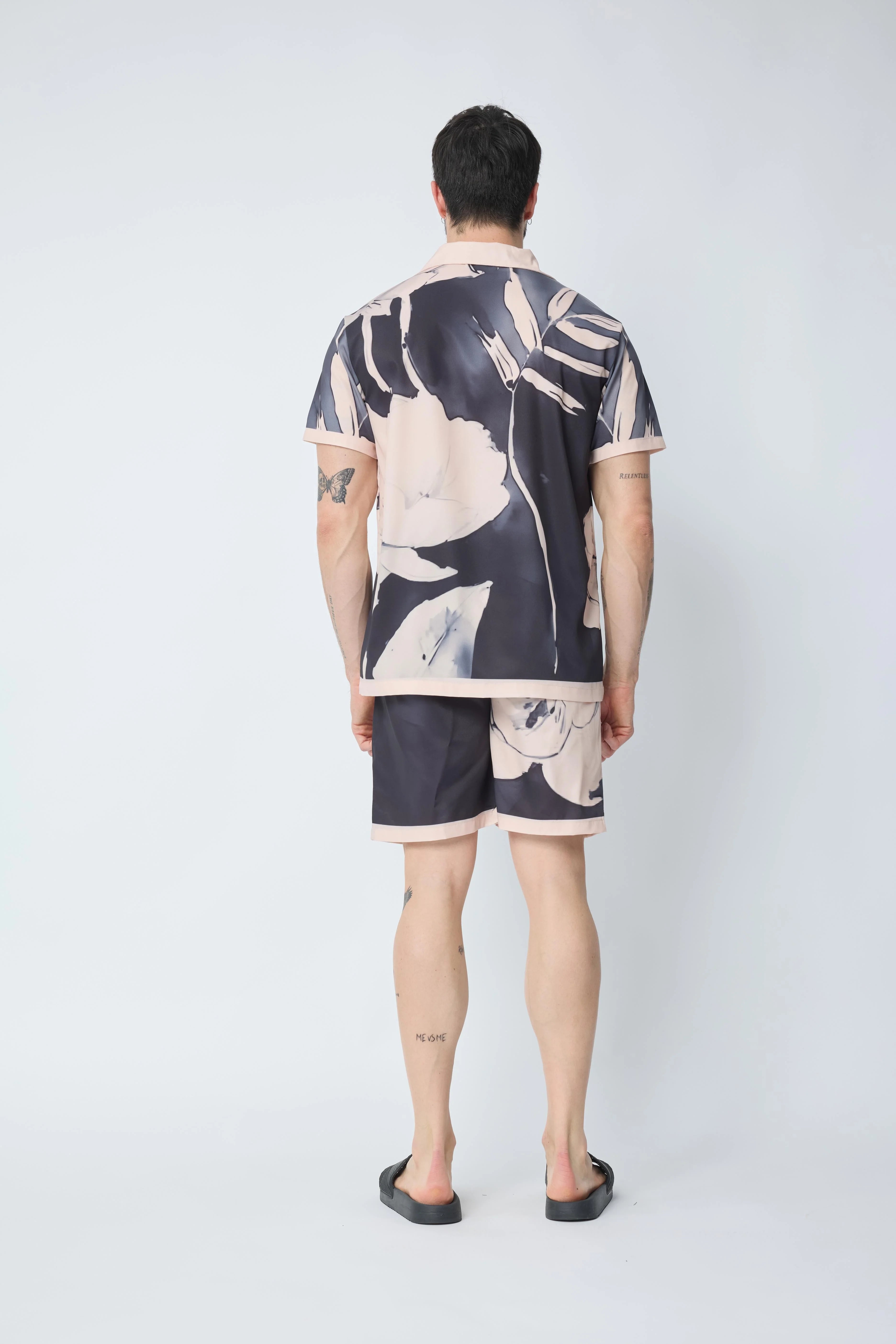 Set van een shirt en korte broek met patroon