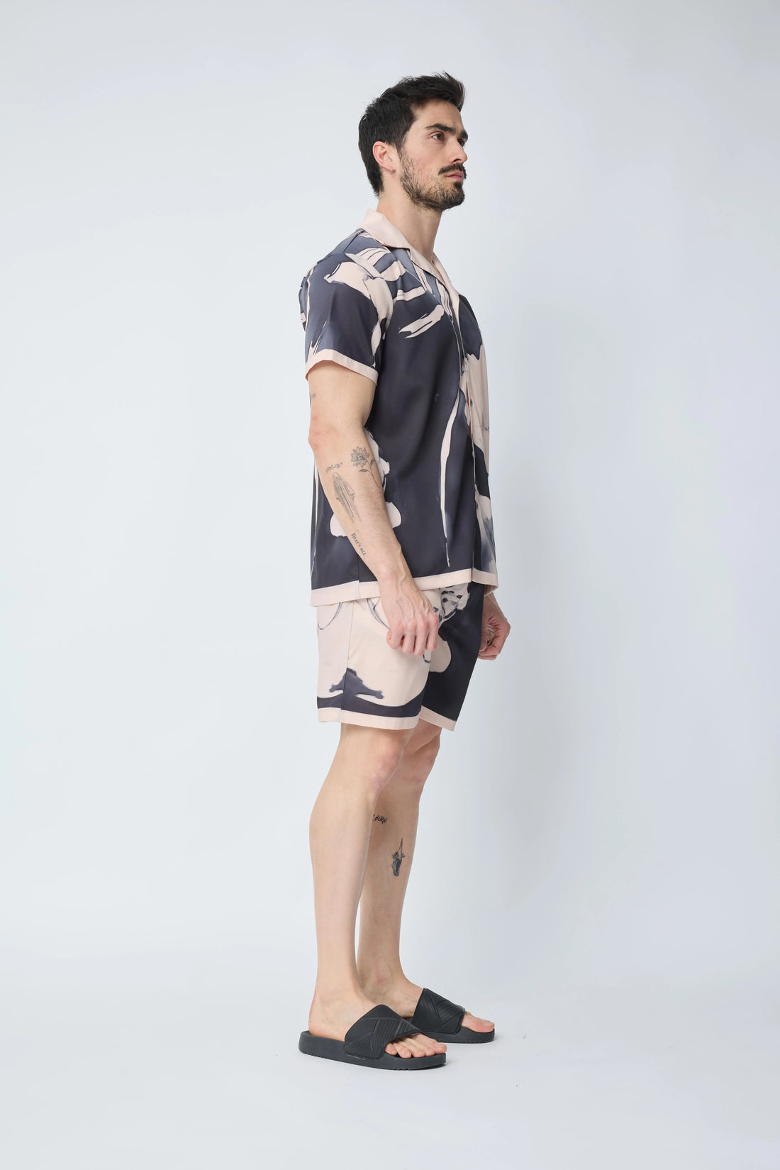 Set van een shirt en korte broek met patroon