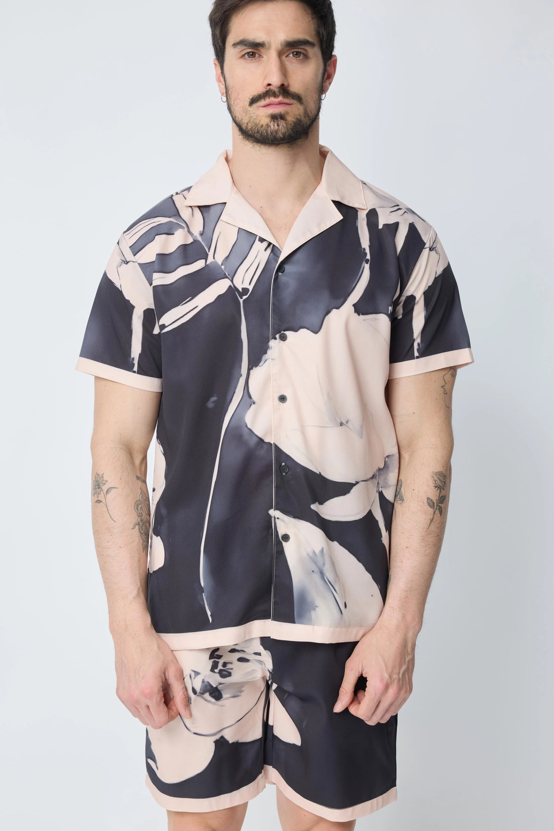 Set van een shirt en korte broek met patroon