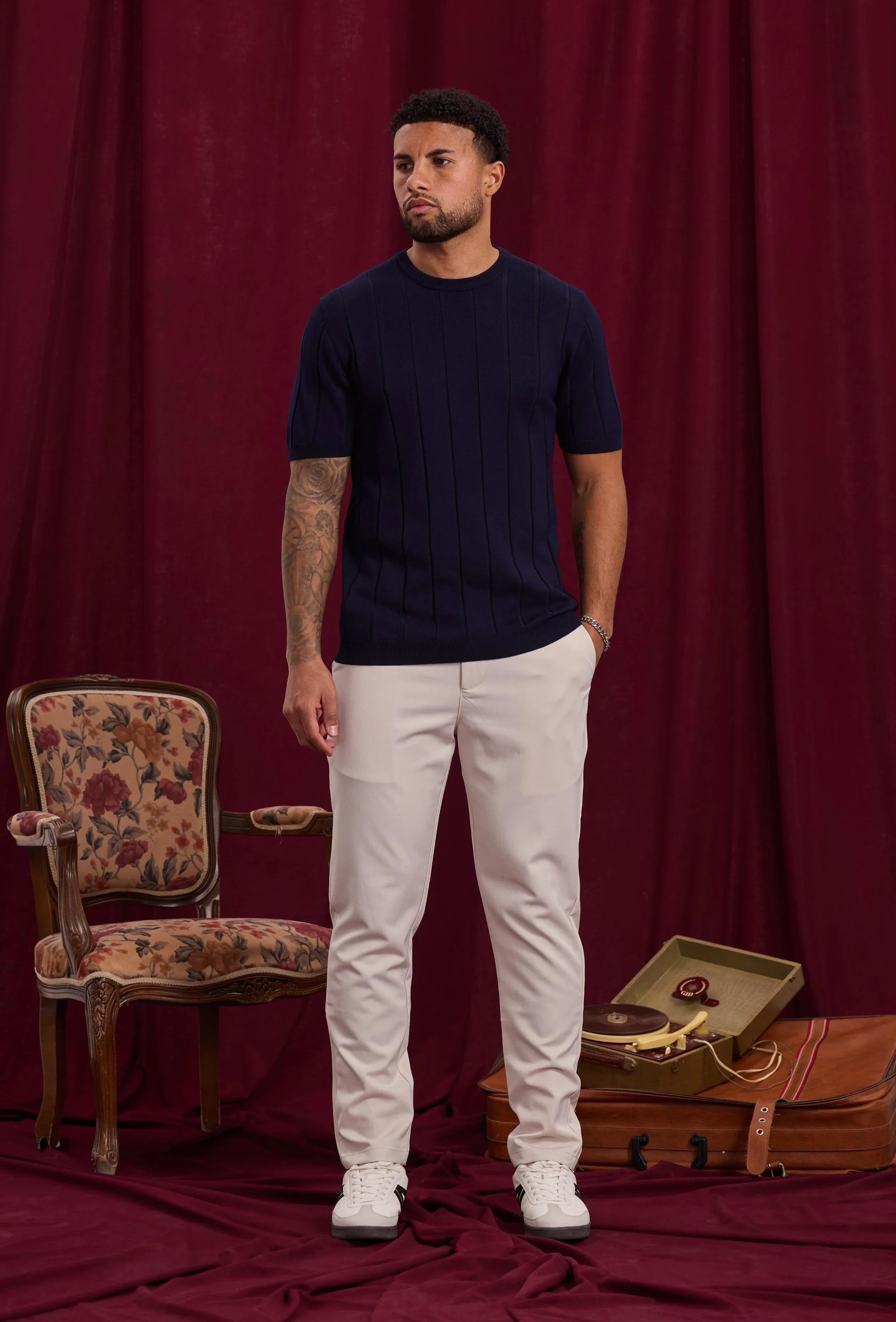 Lichtgewicht trui met zijlijnen