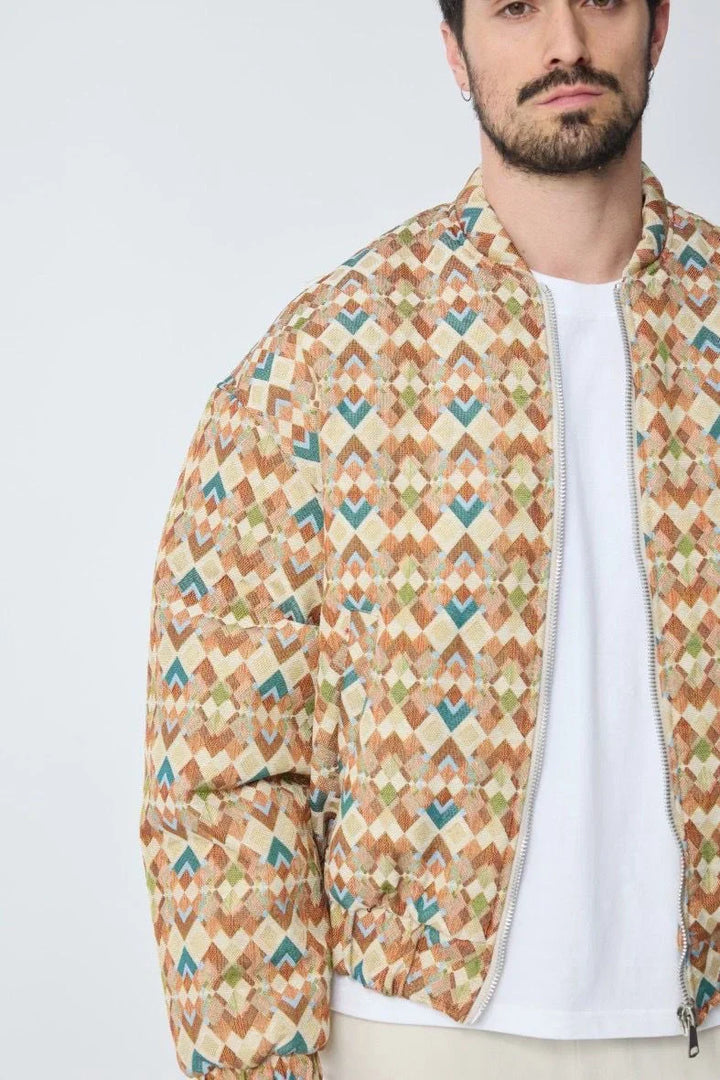 Kleurrijk bomberjack met patroon