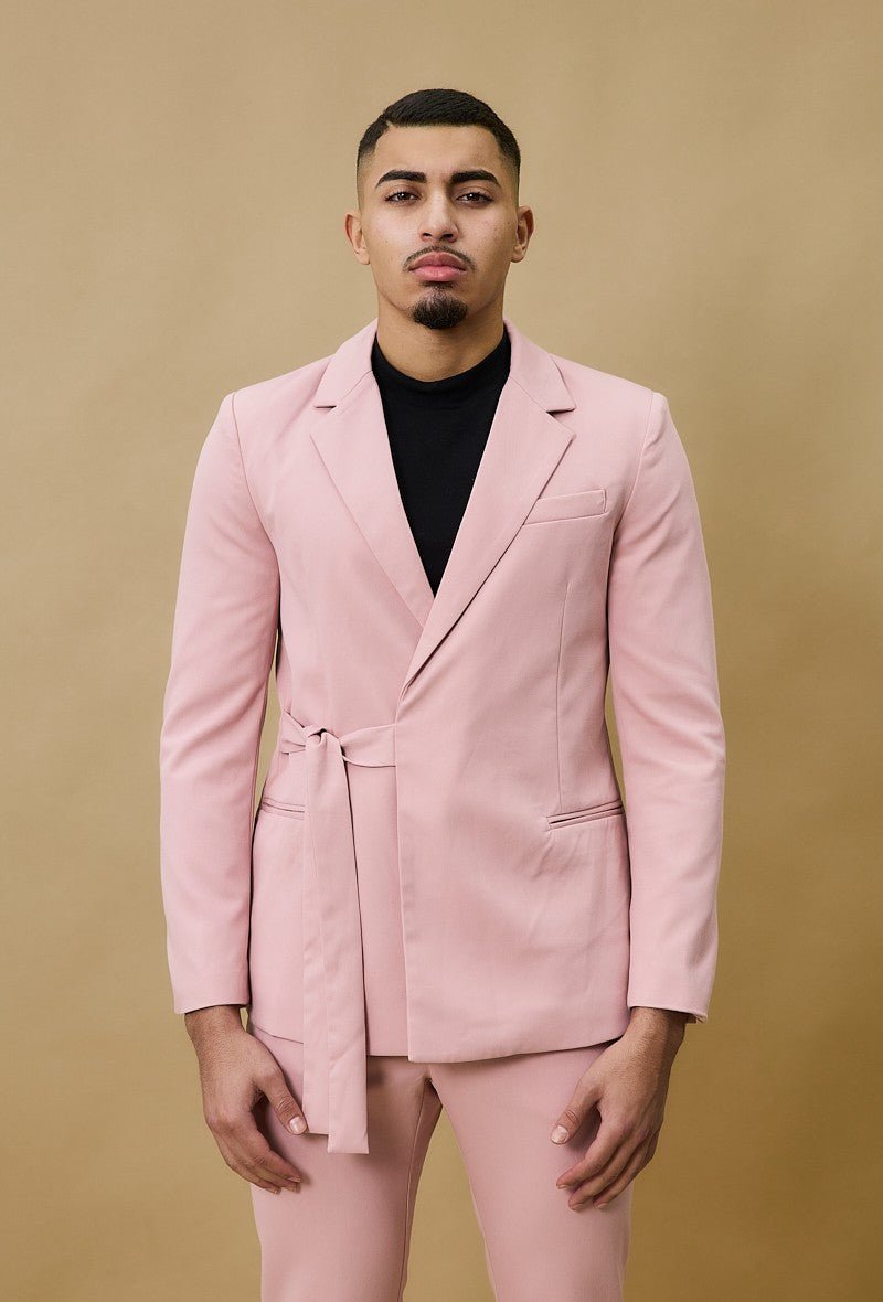 Set met dubbelrijs pak en gestrikte riem