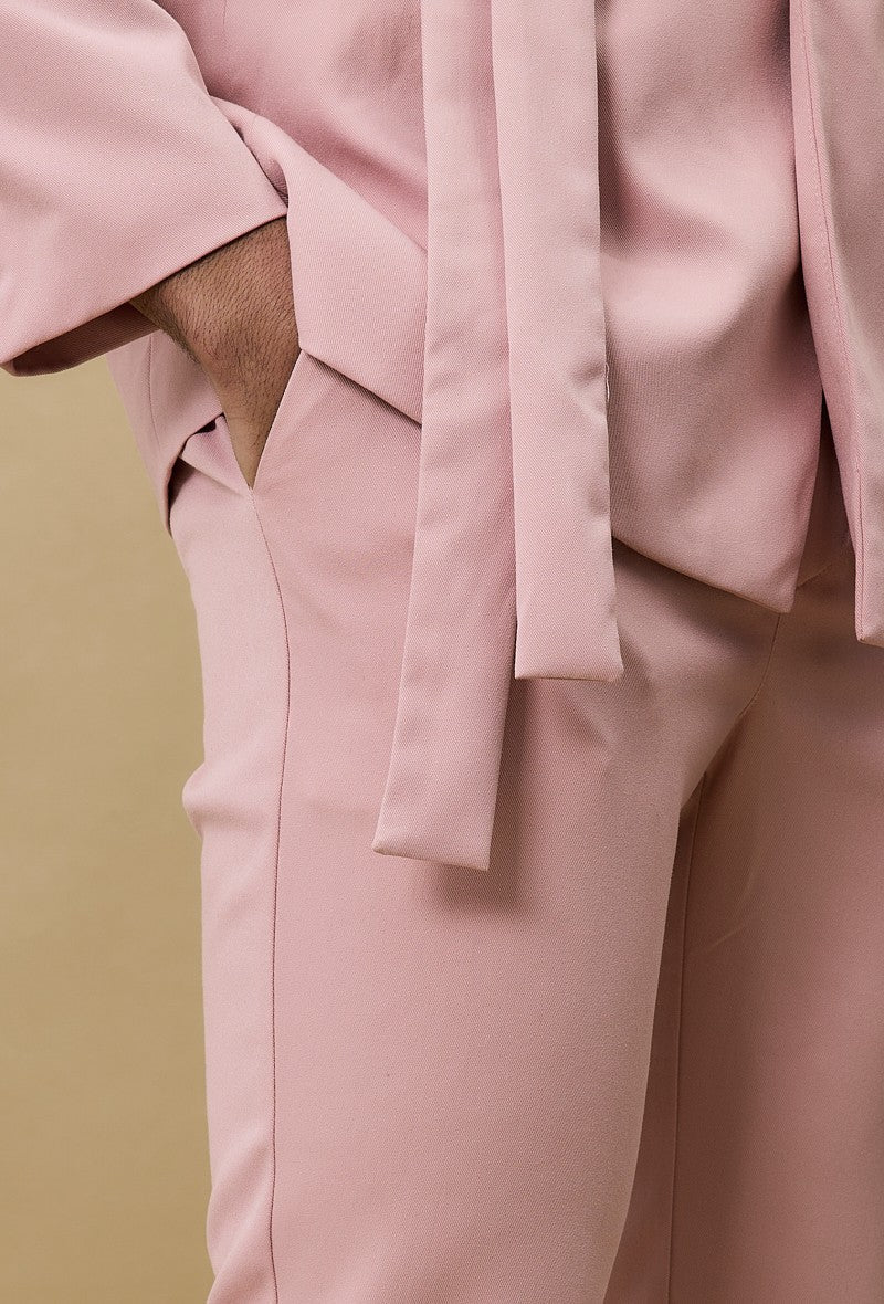 Set met dubbelrijs pak en gestrikte riem