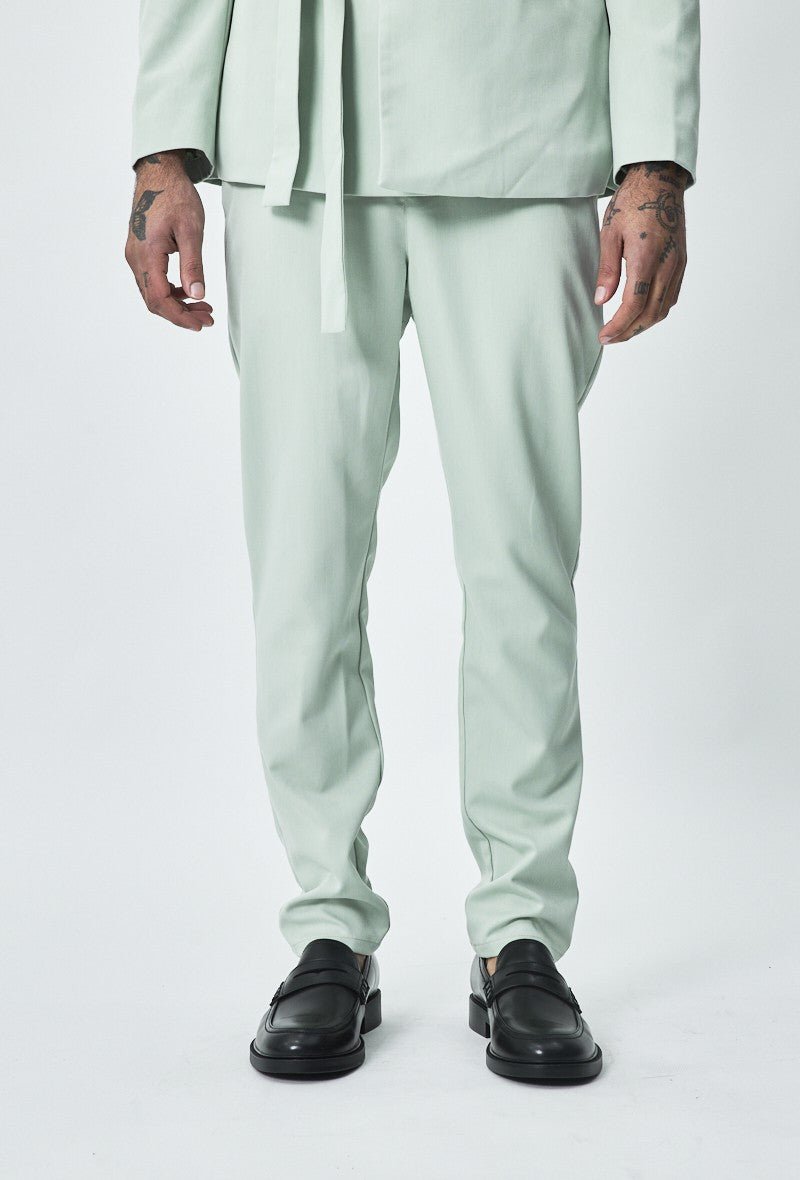 Set met dubbelrijs pak en gestrikte riem