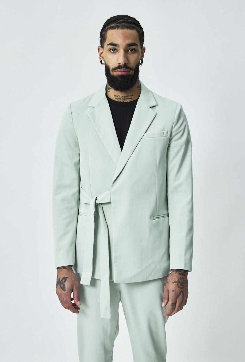 Set met dubbelrijs pak en gestrikte riem