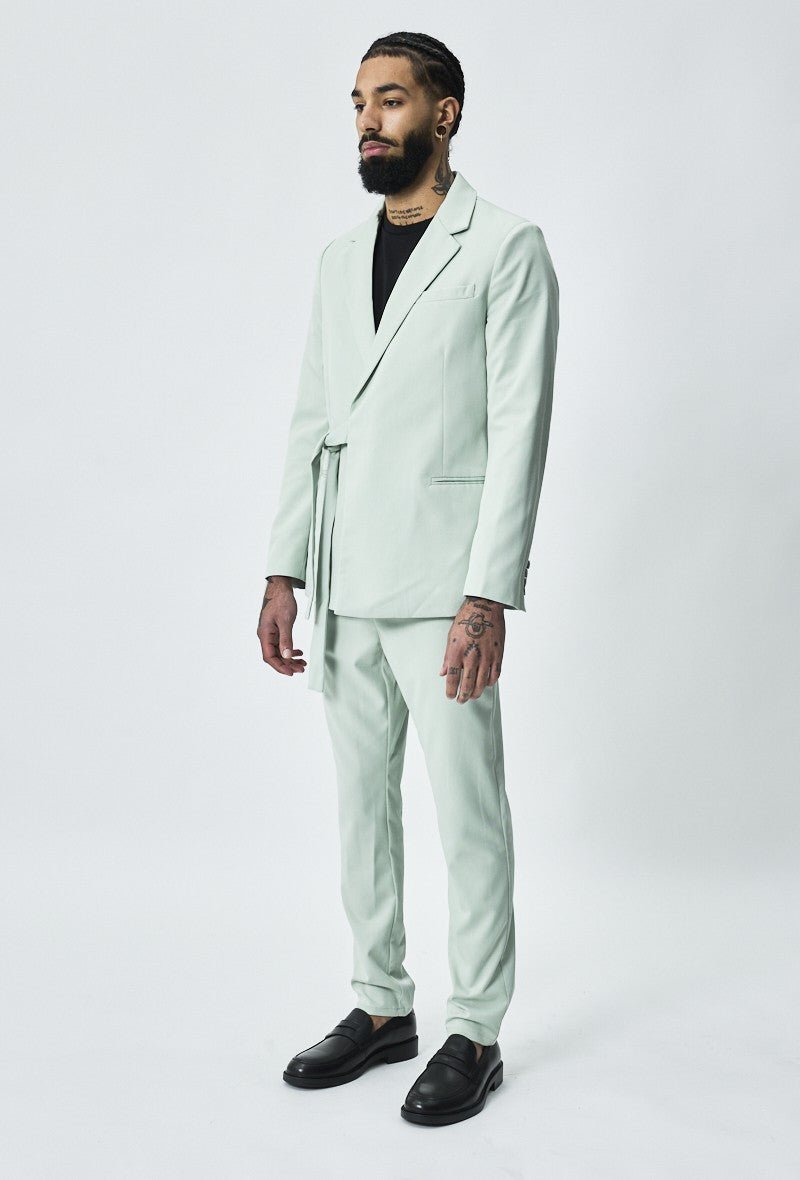 Set met dubbelrijs pak en gestrikte riem